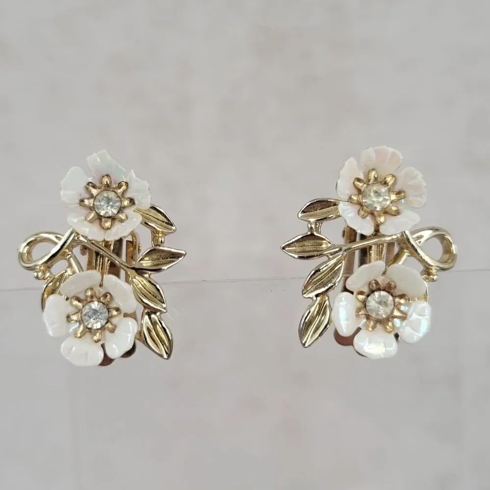 Coro 40s or 50s Clip on Daisy Earrings Gold Toned Shell Petals * Flawed*